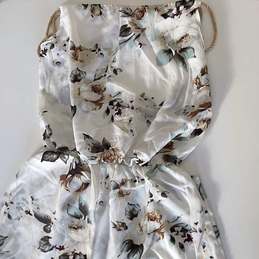 Cute flower romper with gold sleeves